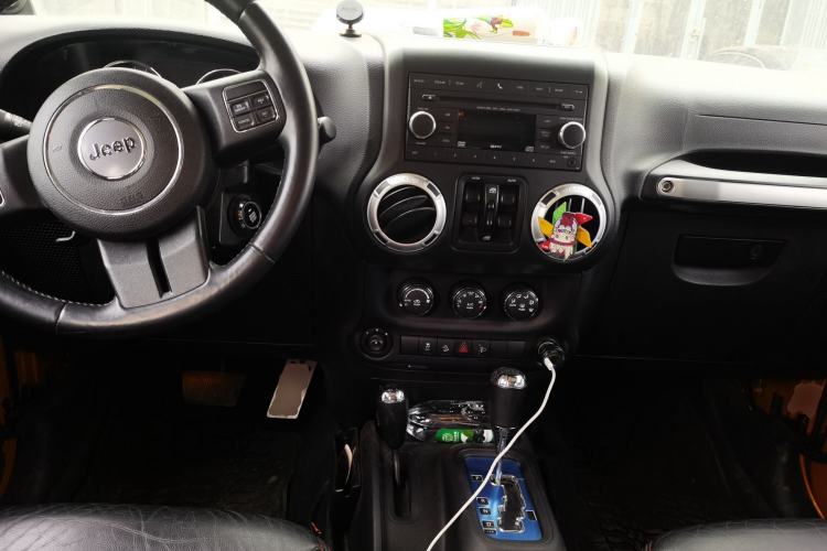 Used Jeep Wrangler 2014 3.0L Sahara Four-Door Edition Center Console
