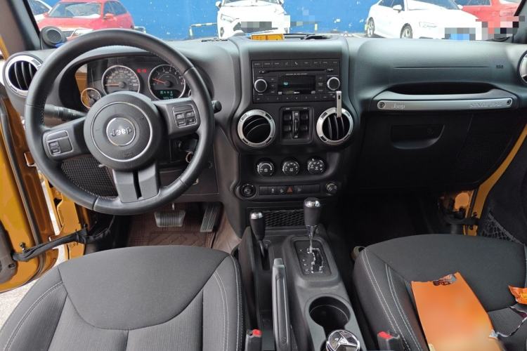 Used Jeep Wrangler 2014 3.0L Sahara Four-Door Edition Center Console