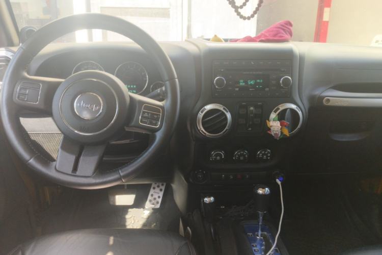 Used Jeep Wrangler 2014 3.0L Sahara Four-Door Edition Center Console