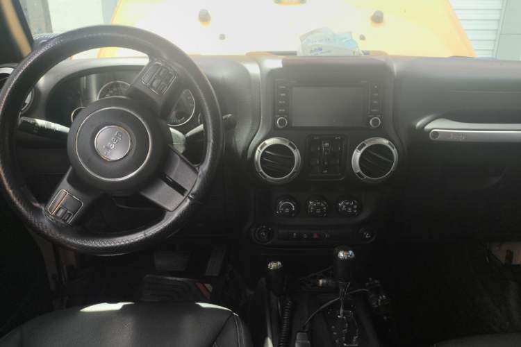 Used Jeep Wrangler 2014 3.0L Sahara Four-Door Edition Center Console