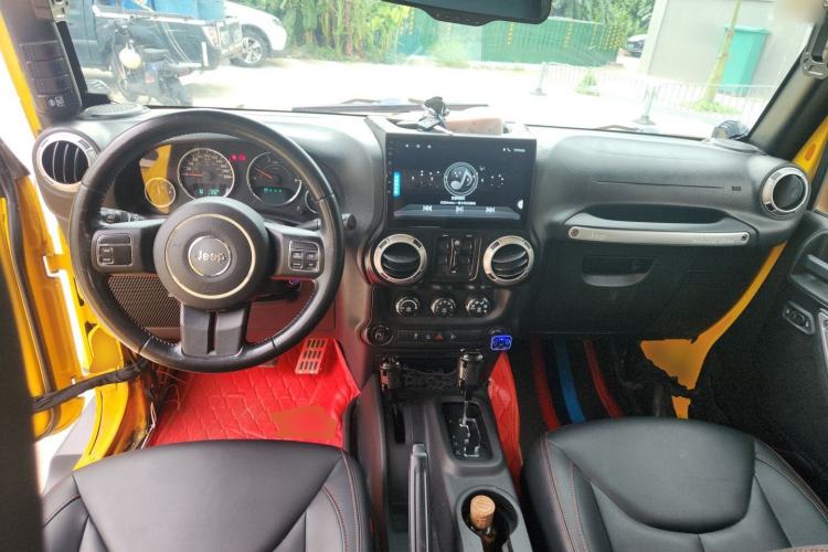 Used Jeep Wrangler 2014 2.8TD Sahara Four-Door Edition Center Console