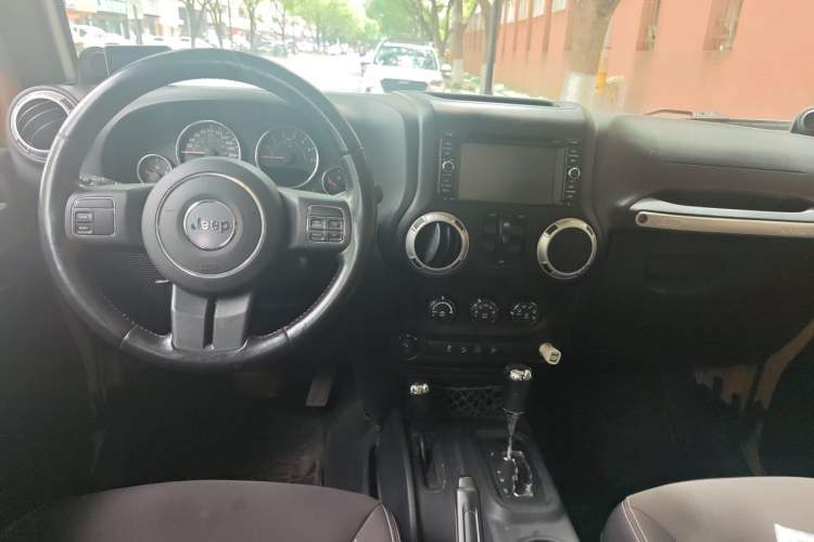 Used Jeep Wrangler 2014 3.0L Sahara Four-Door Edition Center Console