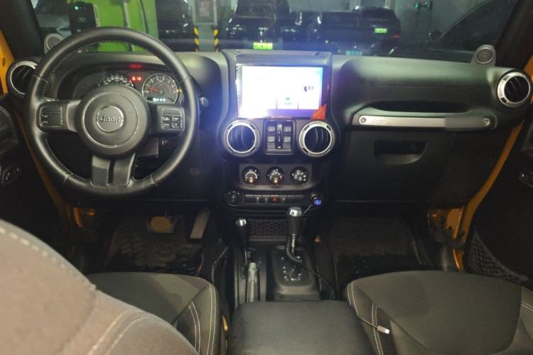 Used Jeep Wrangler 2014 3.0L Sahara Four-Door Edition Center Console