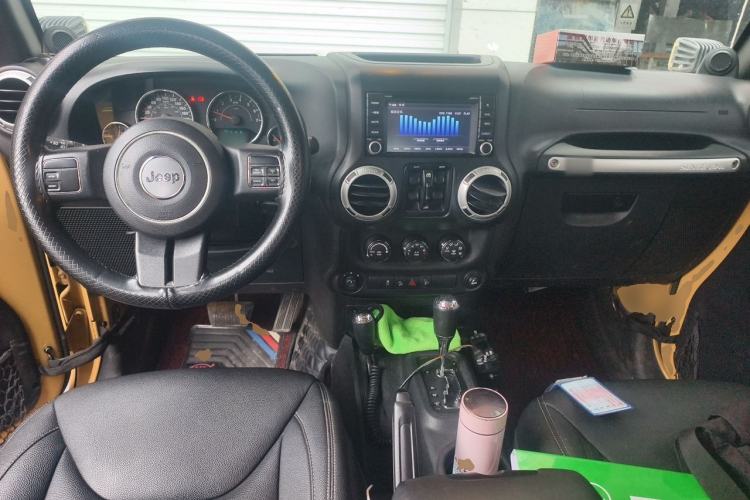 Used Jeep Wrangler 2014 3.0L Sahara Four-Door Edition Center Console