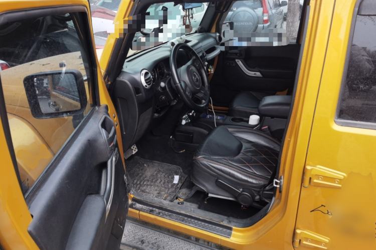 Used Jeep Wrangler 2014 3.0L Sahara Four-Door Edition Driver Seat