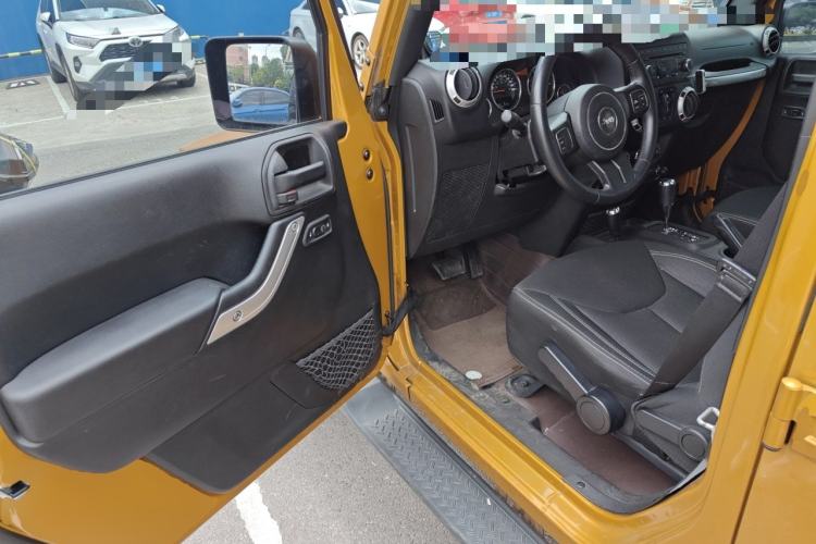 Used Jeep Wrangler 2014 3.0L Sahara Four-Door Edition Driver Seat