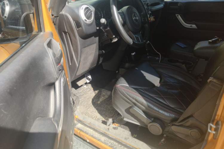 Used Jeep Wrangler 2014 3.0L Sahara Four-Door Edition Driver Seat