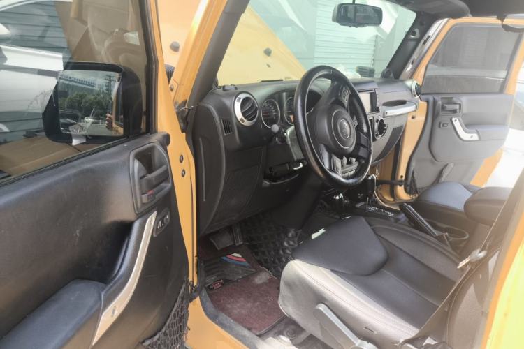 Used Jeep Wrangler 2014 3.0L Sahara Four-Door Edition Driver Seat