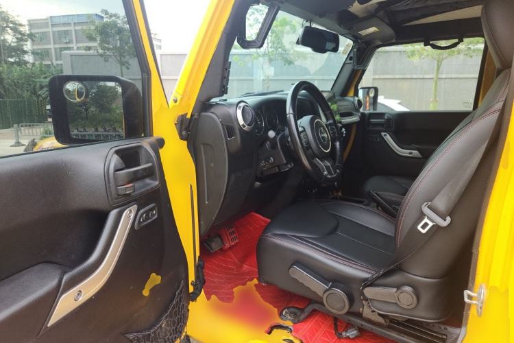 Used Jeep Wrangler 2014 2.8TD Sahara Four-Door Edition Driver Seat