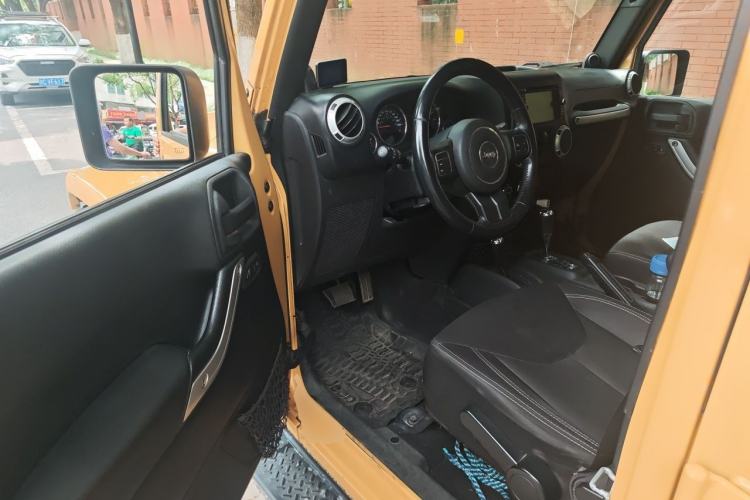 Used Jeep Wrangler 2014 3.0L Sahara Four-Door Edition Driver Seat