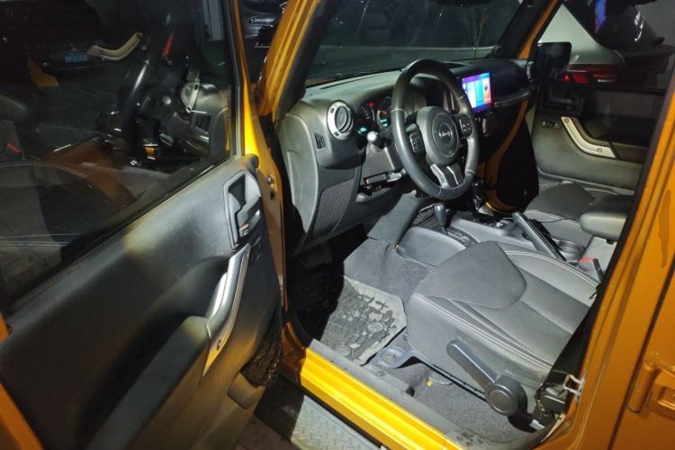 Used Jeep Wrangler 2014 3.0L Sahara Four-Door Edition Driver Seat