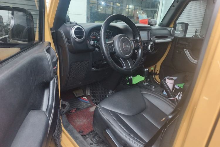 Used Jeep Wrangler 2014 3.0L Sahara Four-Door Edition Driver Seat