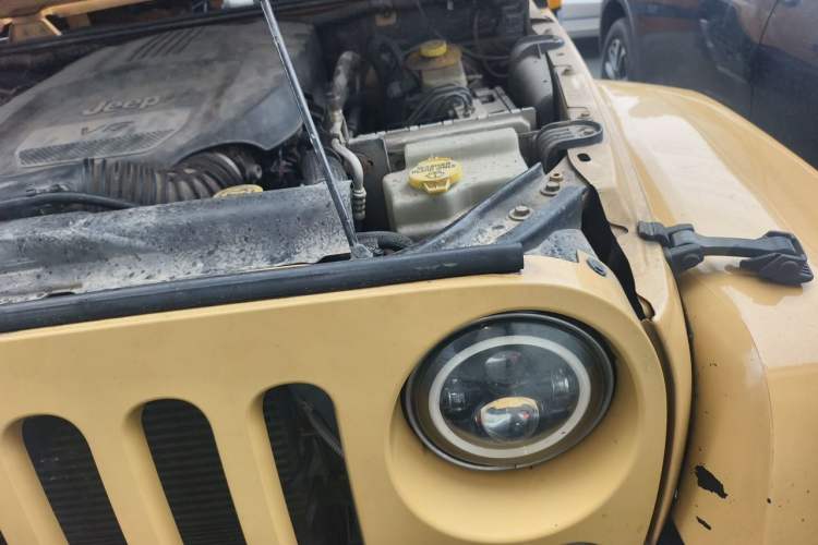 Used Jeep Wrangler 2014 3.0L Sahara Four-Door Edition Engine Bay Left