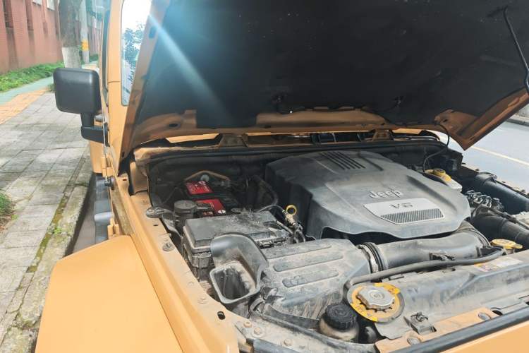 Used Jeep Wrangler 2014 3.0L Sahara Four-Door Edition Engine Bay Right