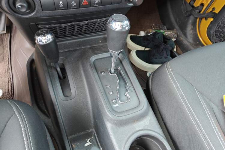 Used Jeep Wrangler 2014 3.0L Sahara Four-Door Edition Gear Lever