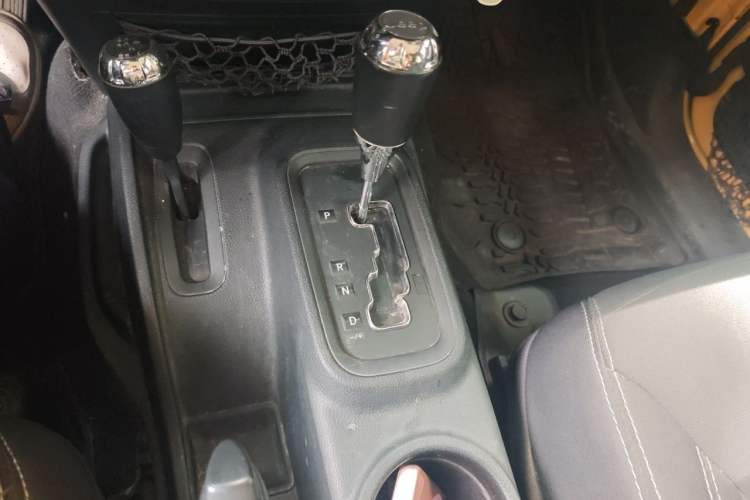 Used Jeep Wrangler 2014 3.0L Sahara Four-Door Edition Gear Lever