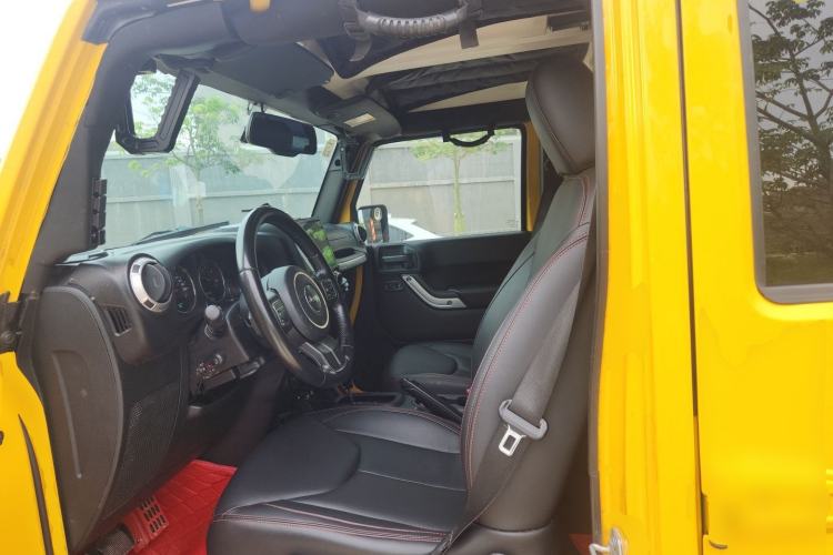 Used Jeep Wrangler 2014 2.8TD Sahara Four-Door Edition Left Front Seat