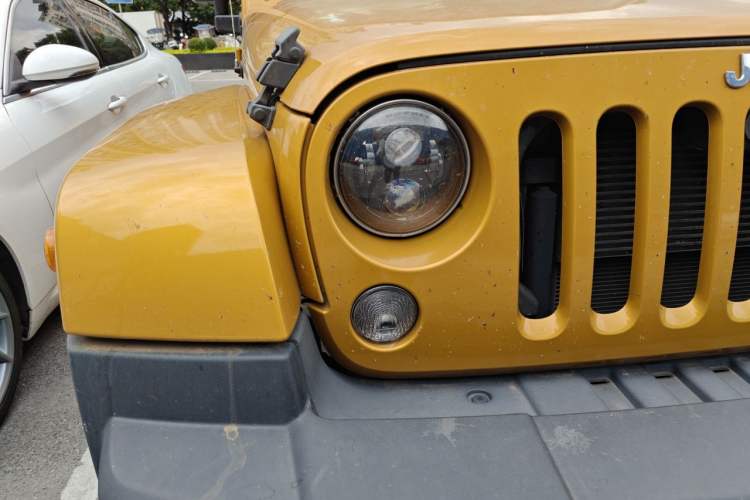 Used Jeep Wrangler 2014 3.0L Sahara Four-Door Edition Right Front Headlight