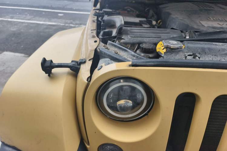 Used Jeep Wrangler 2014 3.0L Sahara Four-Door Edition Right Front Headlight