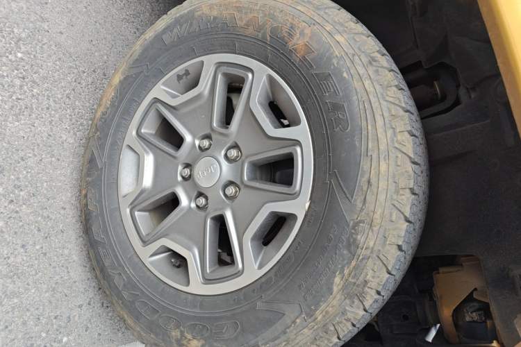 Used Jeep Wrangler 2014 3.0L Sahara Four-Door Edition Right Front Wheel Hub