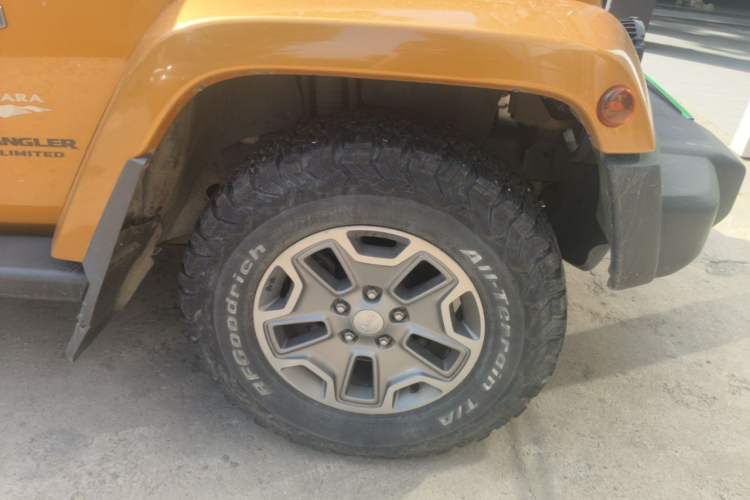 Used Jeep Wrangler 2014 3.0L Sahara Four-Door Edition Right Front Wheel Hub