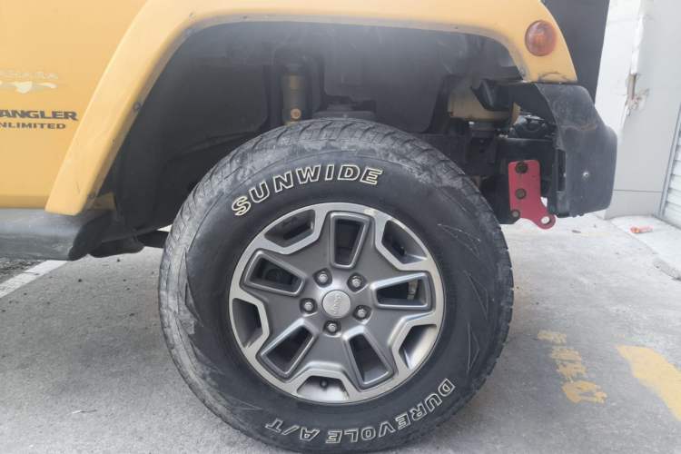 Used Jeep Wrangler 2014 3.0L Sahara Four-Door Edition Right Front Wheel Hub
