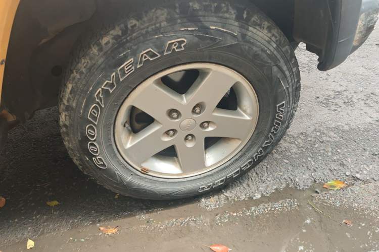 Used Jeep Wrangler 2014 3.0L Sahara Four-Door Edition Right Front Wheel Hub