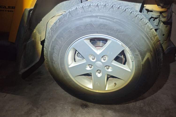 Used Jeep Wrangler 2014 3.0L Sahara Four-Door Edition Right Front Wheel Hub