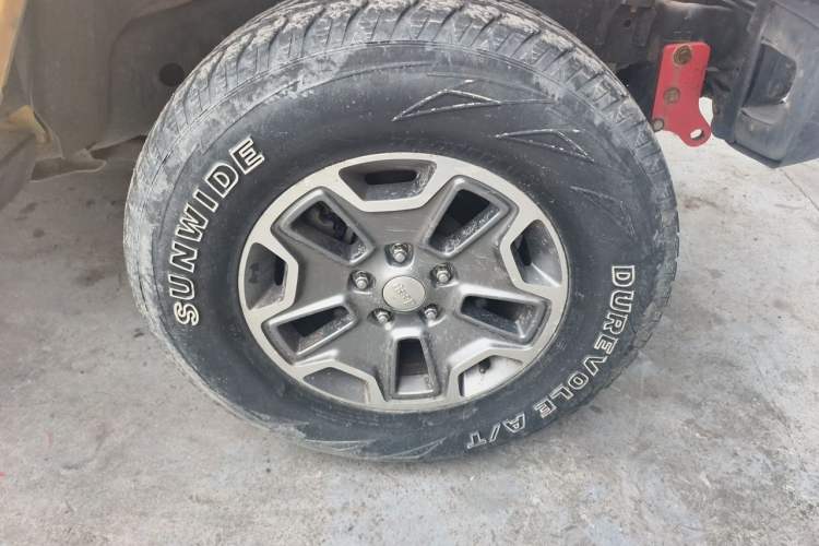 Used Jeep Wrangler 2014 3.0L Sahara Four-Door Edition Right Front Wheel Hub