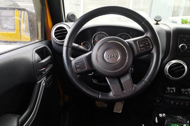 Used Jeep Wrangler 2014 3.0L Sahara Four-Door Edition Steering Wheel