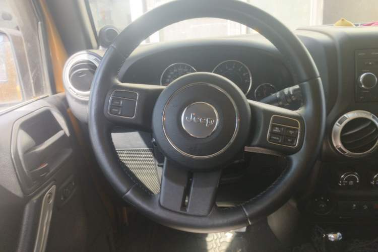 Used Jeep Wrangler 2014 3.0L Sahara Four-Door Edition Steering Wheel