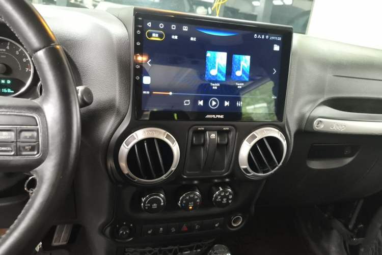 Used Jeep Wrangler 2015 3.6L Rubicon Two-Door Comfort Edition Audio And AC Panel