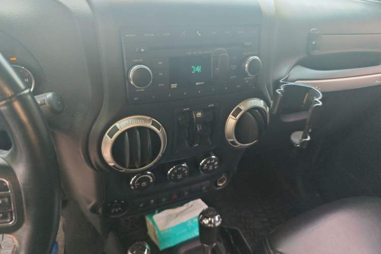 Used Jeep Wrangler 2015 3.0L Sahara Four-Door Comfort Edition Audio And AC Panel