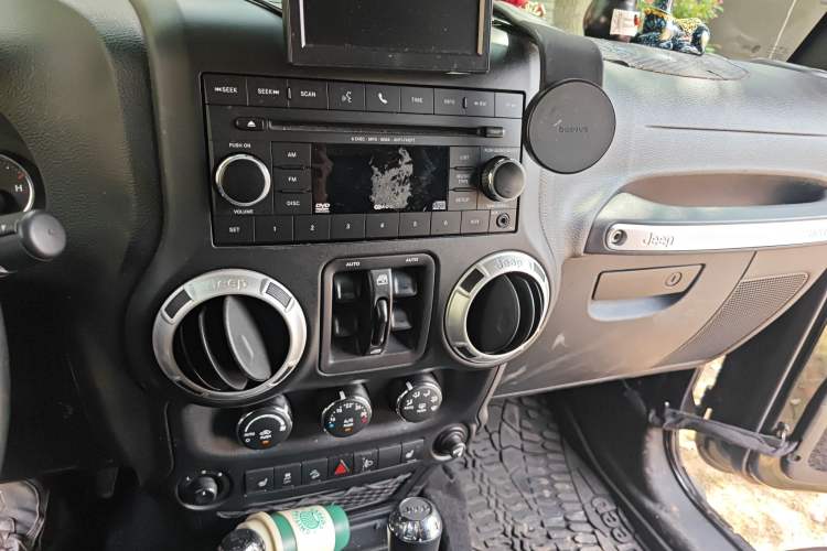 Used Jeep Wrangler 2015 3.0L Sahara Four-Door Comfort Edition Audio And AC Panel