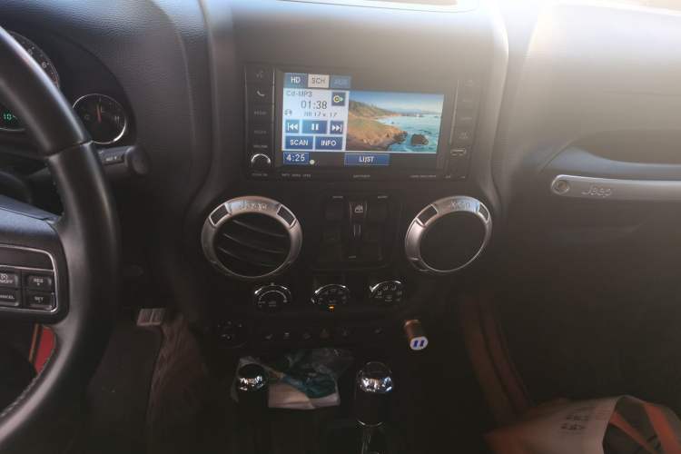 Used Jeep Wrangler 2015 3.0L Sahara Four-Door Edition Audio And AC Panel