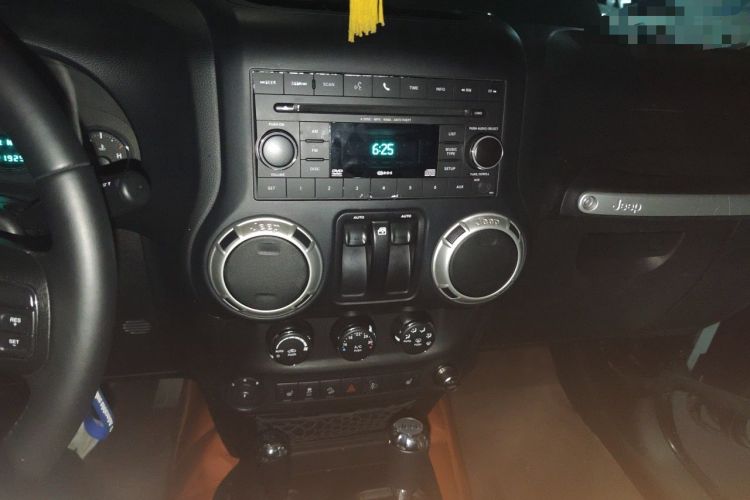 Used Jeep Wrangler 2015 3.6L Rubicon Two-Door Comfort Edition Audio And AC Panel