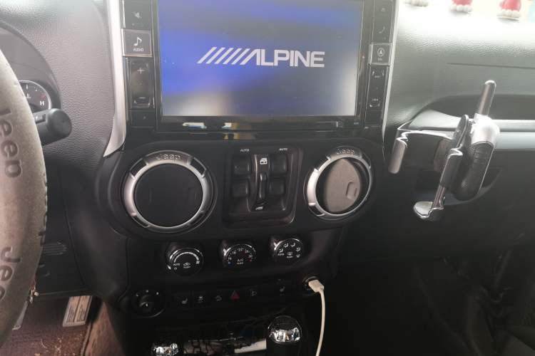Used Jeep Wrangler 2015 3.0L Sahara Four-Door Edition Audio And AC Panel