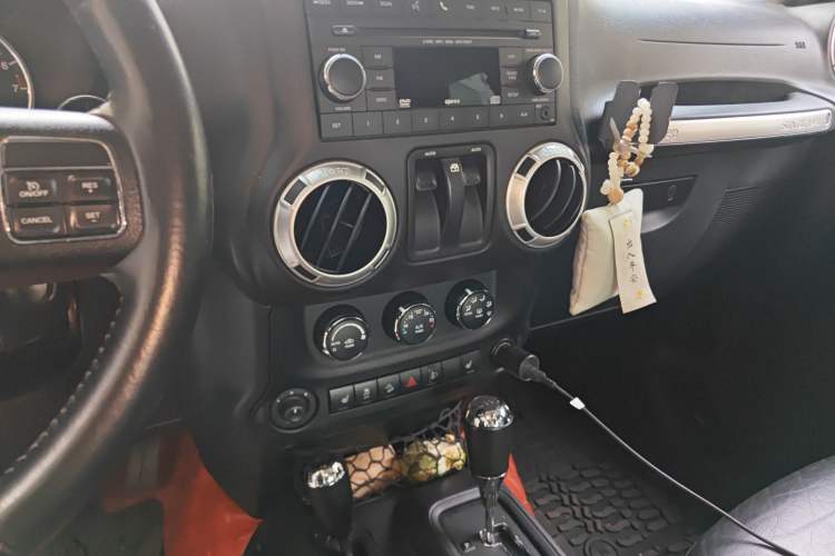 Used Jeep Wrangler 2015 3.6L Rubicon Two-Door Comfort Edition Audio And AC Panel