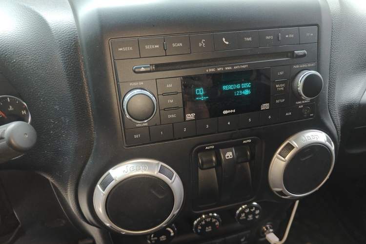 Used Jeep Wrangler 2015 3.6L Rubicon Two-Door Comfort Edition Audio And AC Panel
