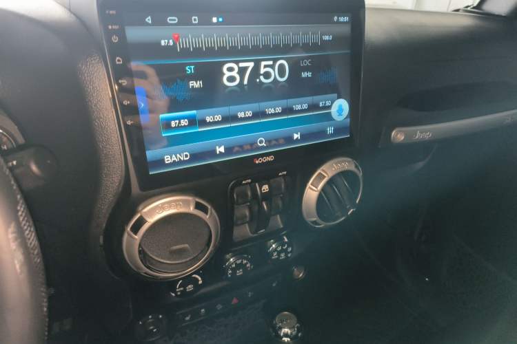 Used Jeep Wrangler 2015 3.0L Sahara Four-Door Comfort Edition Audio And AC Panel