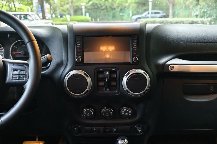 Used Jeep Wrangler 2015 2.8TD Sahara Four-Door Comfort Edition Audio And AC Panel