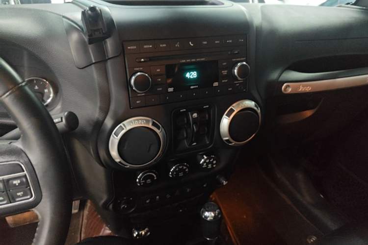 Used Jeep Wrangler 2015 3.0L Sahara Four-Door Comfort Edition Audio And AC Panel