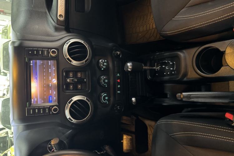 Used Jeep Wrangler 2015 2.8TD Sahara Four-Door Comfort Edition Audio And AC Panel