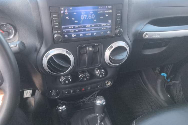 Used Jeep Wrangler 2015 3.6L Rubicon two-door model Audio And AC Panel