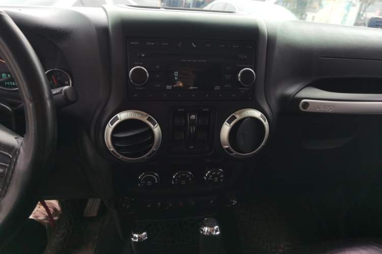 Used Jeep Wrangler 2015 3.0L Sahara Four-Door Comfort Edition Audio And AC Panel