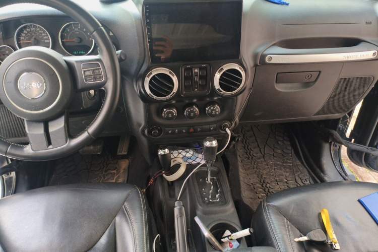Used Jeep Wrangler 2015 3.0L Sahara Four-Door Comfort Edition Audio And AC Panel