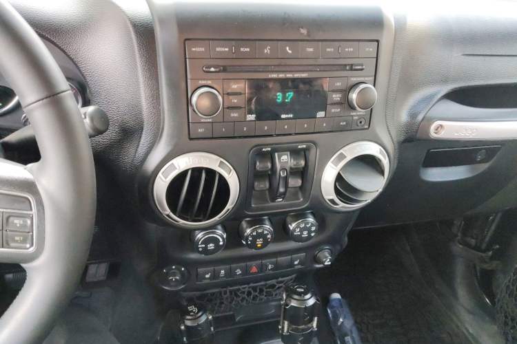 Used Jeep Wrangler 2015 3.0L Sahara Four-Door Comfort Edition Audio And AC Panel