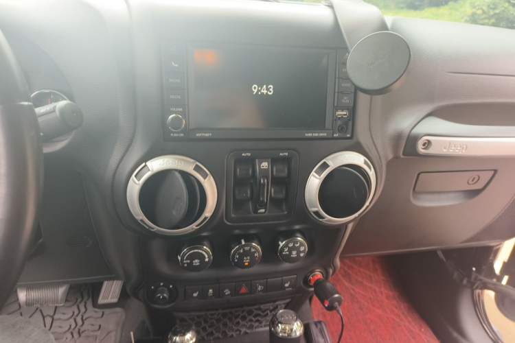 Used Jeep Wrangler 2015 3.0L Sahara Four-Door Comfort Edition Audio And AC Panel