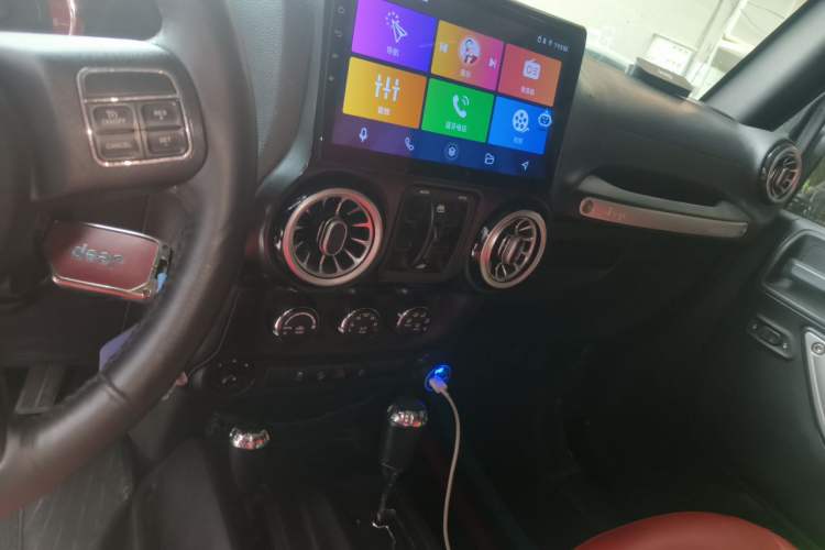 Used Jeep Wrangler 2015 2.8TD Sahara Four-Door Edition Audio And AC Panel