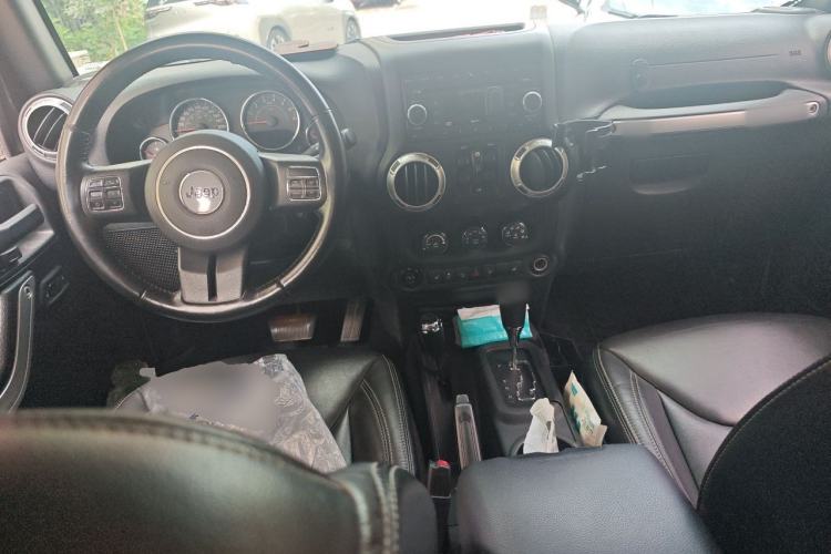 Used Jeep Wrangler 2015 3.0L Sahara Four-Door Comfort Edition Center Console